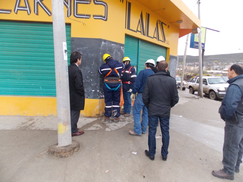 Desconectan negocios “colgados” de la luz
