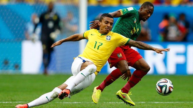 Brasil goleó a Camerún y clasificó primero