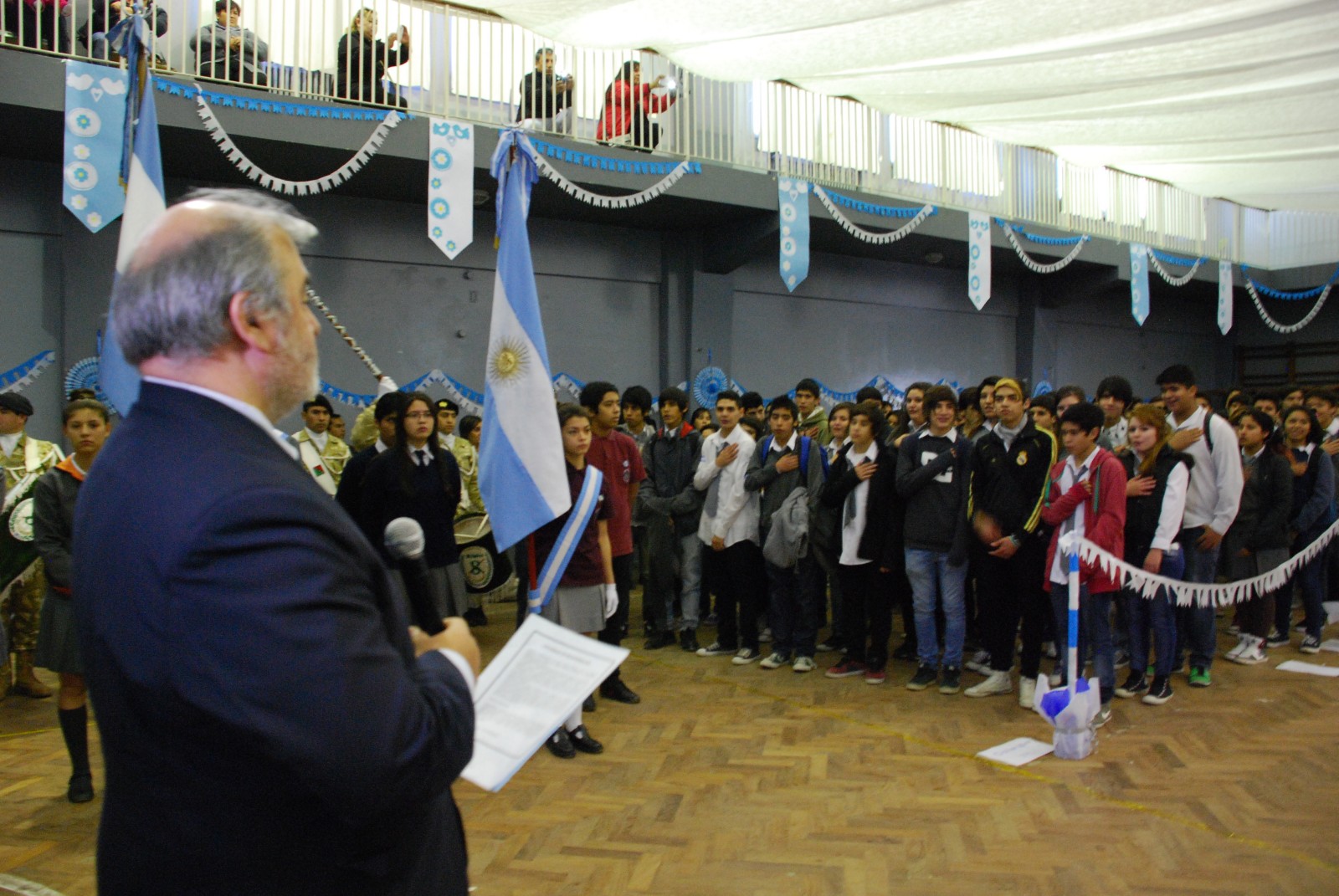 300 alumnos prometieron la bandera
