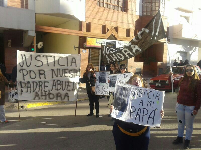 Familiares de Domínguez se manifestaron frente al municipio