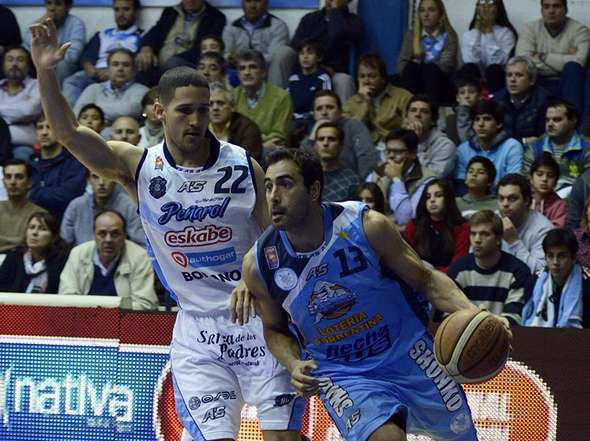 LNB: Regatas aplastó a Peñarol y estiró la serie final