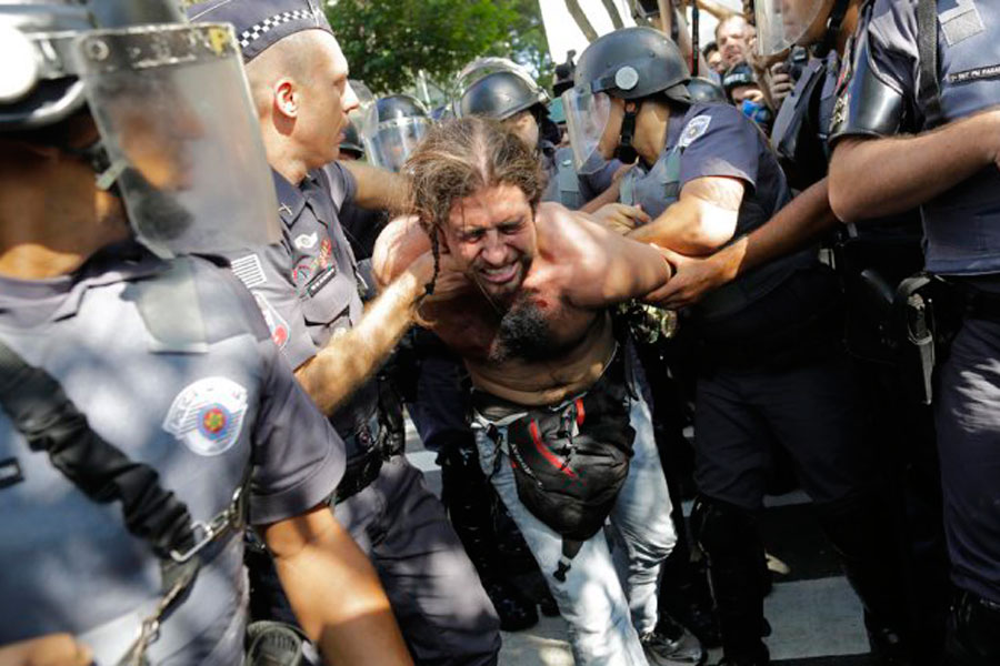 Brasil: la policía lanza gases y balas de goma