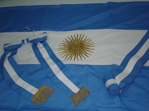 Banderas de ceremonia para 59 escuelas de la ciudad