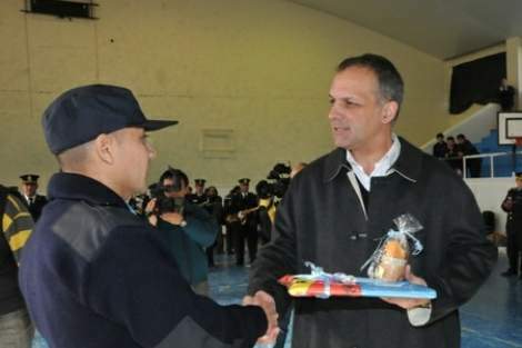 Buzzi entrega reconocimientos y más móviles a la Policía