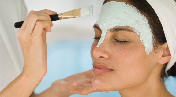 Buscan regular el trabajo de cosmetólogos y esteticistas
