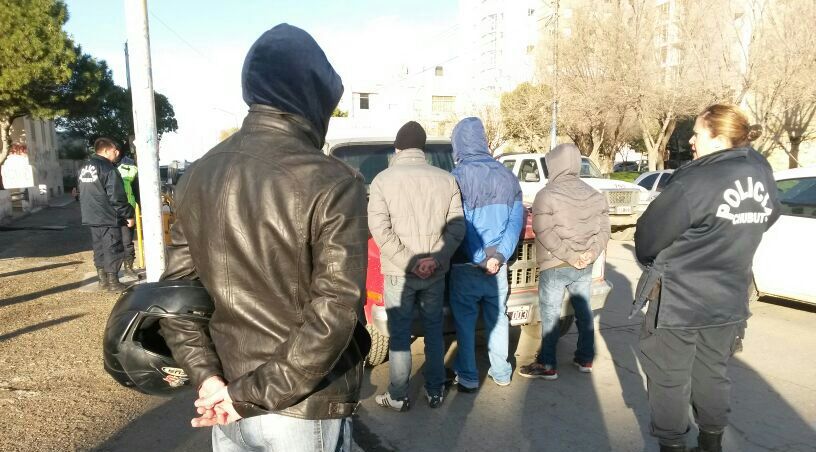 Detienen a tres sujetos por supuesta venta de drogas