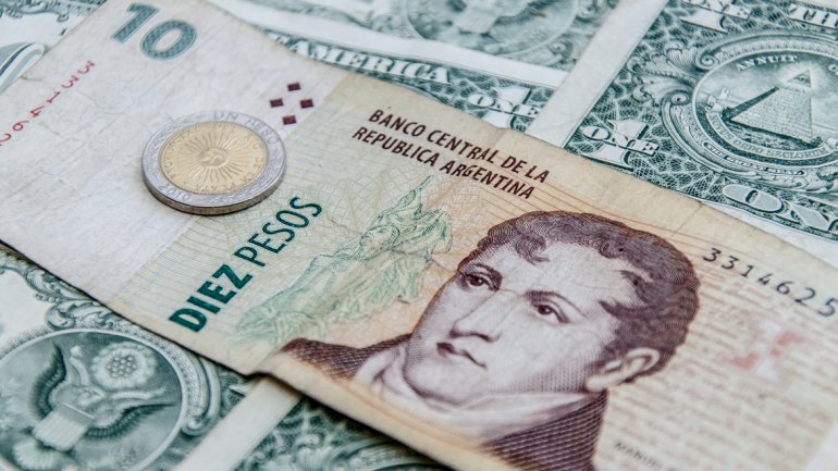 El dólar libre cayó cinco centavos