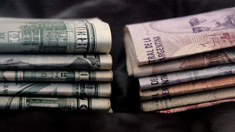 El dólar libre, otra vez en 12 pesos