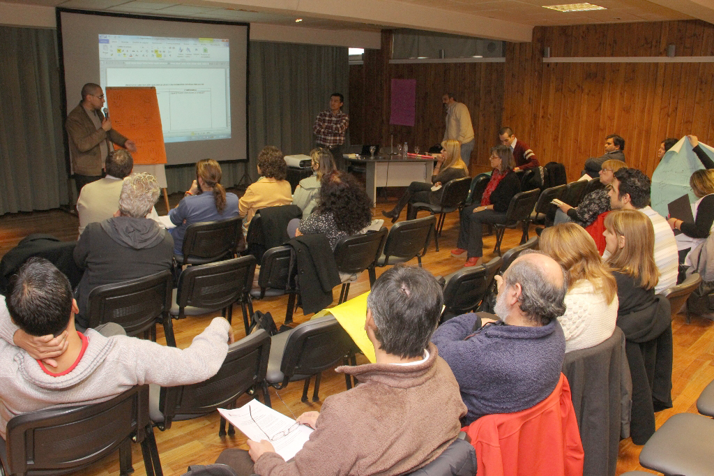 Trabajan en nuevo diseño curricular para jóvenes y adultos
