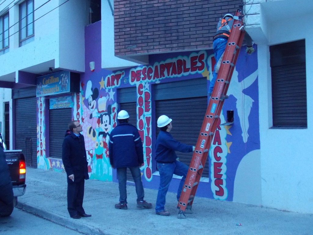 Denuncian a comercios “colgados” de la luz