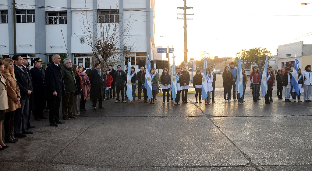 Buzzi encabezó acto oficial del 20 de junio en Rawson