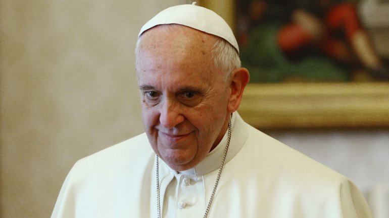 Cansado pero sonriente, reapareció Francisco