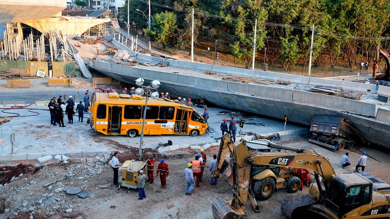 Tragedia en Brasil: se desplomó un viaducto