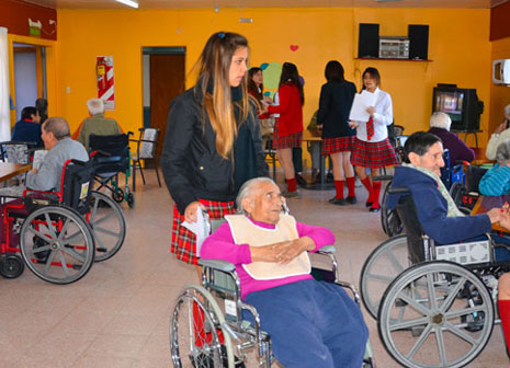 Denuncian a empleados que cobraban sueldos a adultos mayores