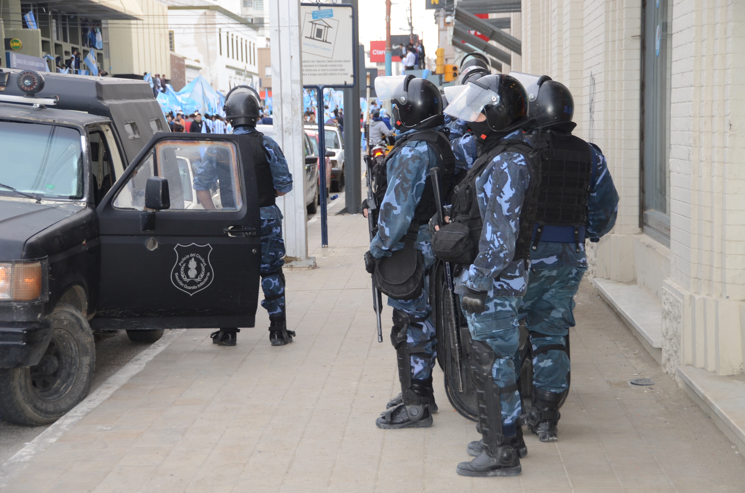 Arrojaron piedras contra policías en los festejos
