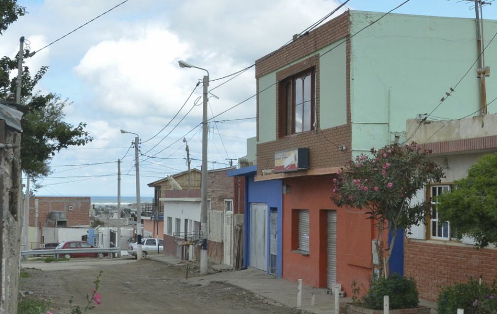 Detienen a supuestos agresores en allanamiento