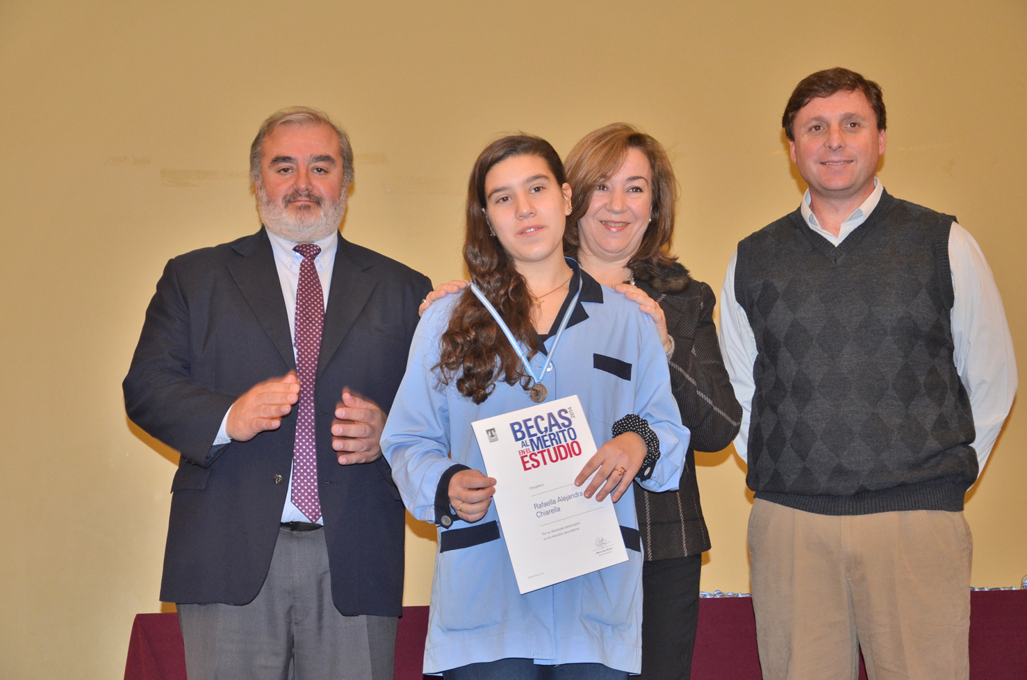 Alumnos recibieron becas escolares al mérito