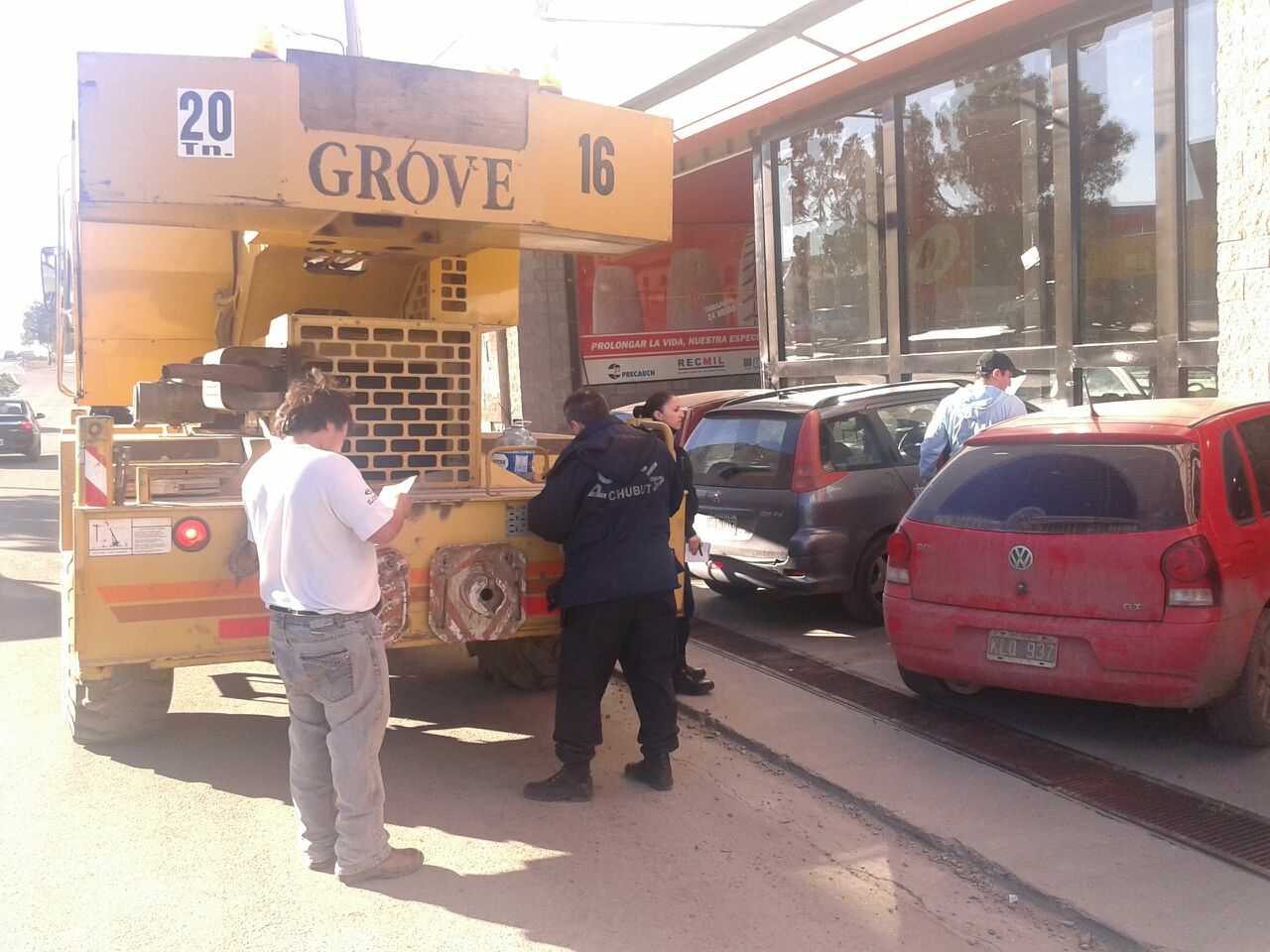 Grúa chocó a una Ducato y su conductor golpeó al otro chofer