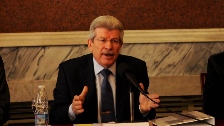 El BCRA podría tomar préstamos del exterior para las reservas