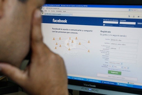 Espiar cuentas de Facebook es un delito federal