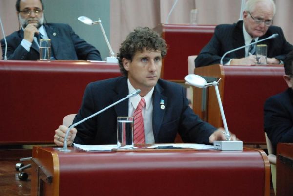 Reyes volvió a pedir un debate por la minería