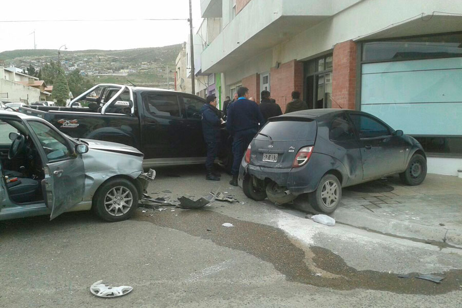 Tres autos protagonizaron un violento choque