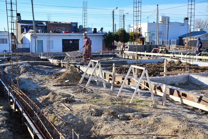 Zárate recorrió obras en escuelas