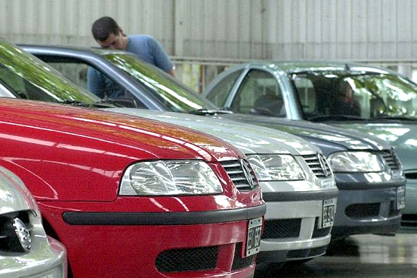 El patentamiento de autos cayó 30,3%