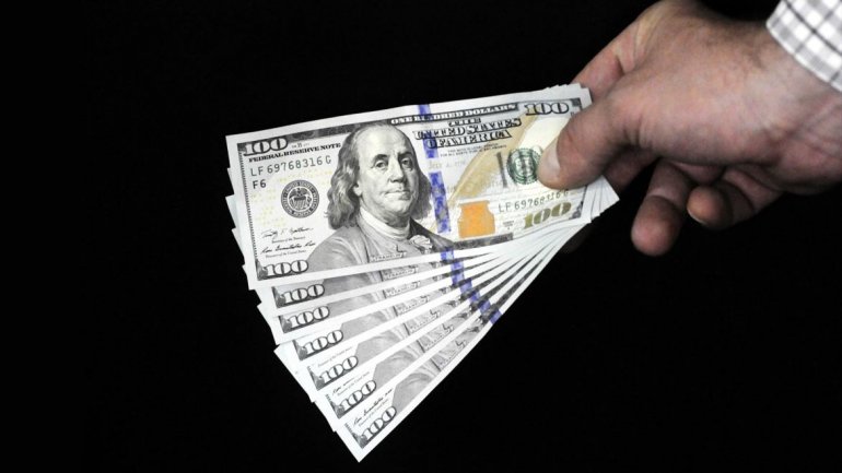 El dólar libre retrocede 20 centavos y se vende a $13,75