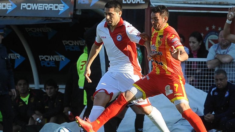 Riquelme le dio la victoria a Argentinos