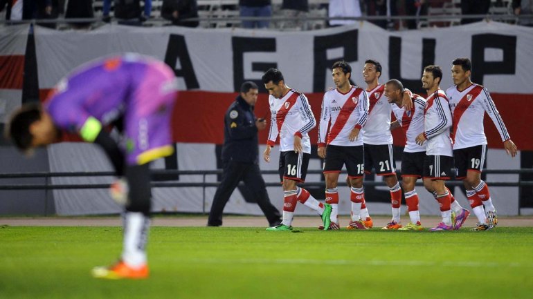 River goleó a Defensa y es el único puntero