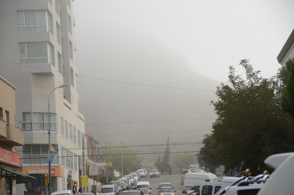Otro amanecer comodorense nublado y con niebla