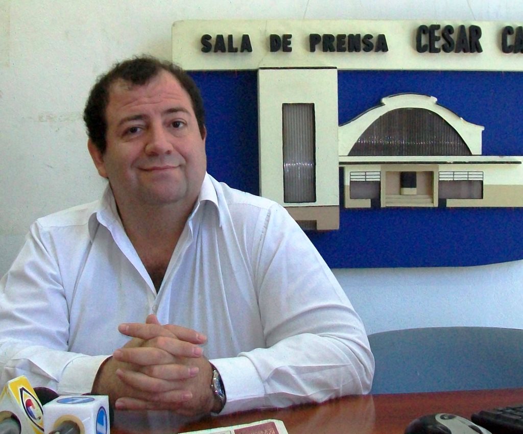 Martínez: “Glinski entrega colchones y chapas”