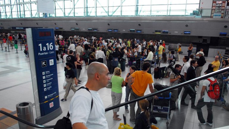 Protesta de pilotos complica vuelos de Aerolíneas y Austral