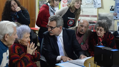 Rossi entrega en Chubut actas secretas de la última dictadura