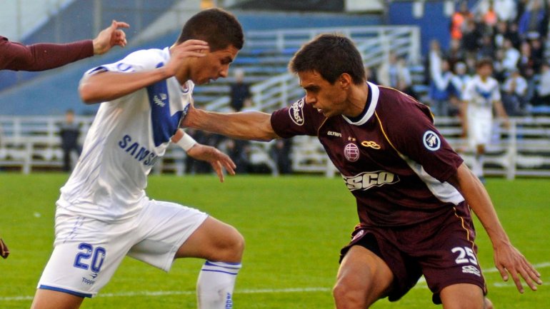 Vélez derrotó a Lanús y recuperó la punta