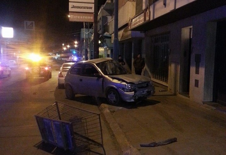 Chocó contra una palma y quedó atrapado