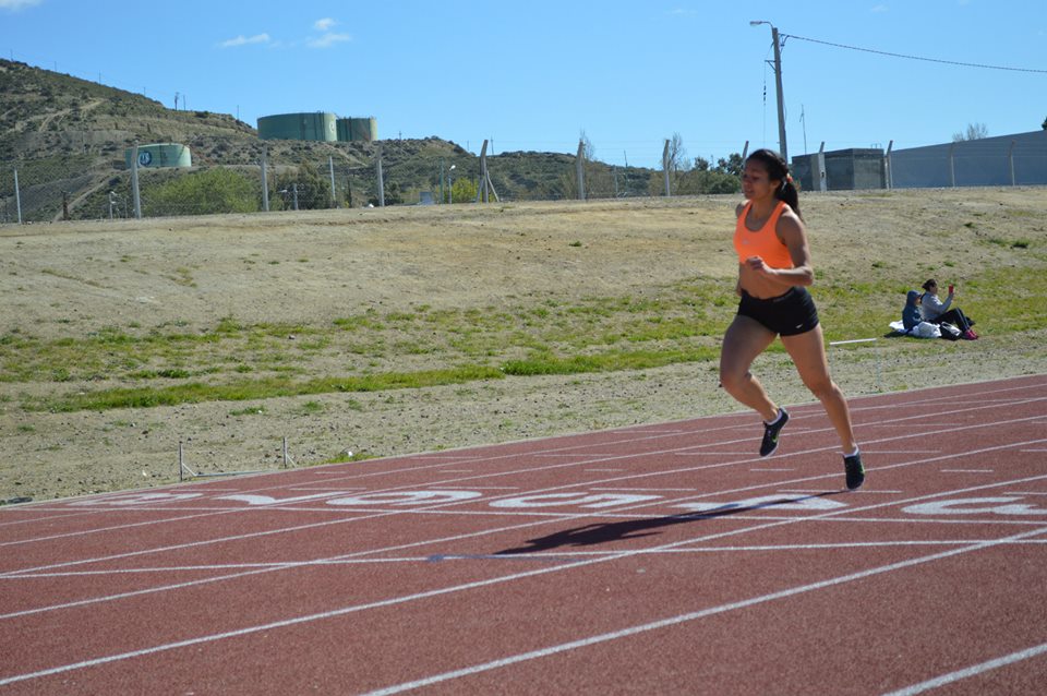 El atletismo promocional compite en la pista de solado sintético