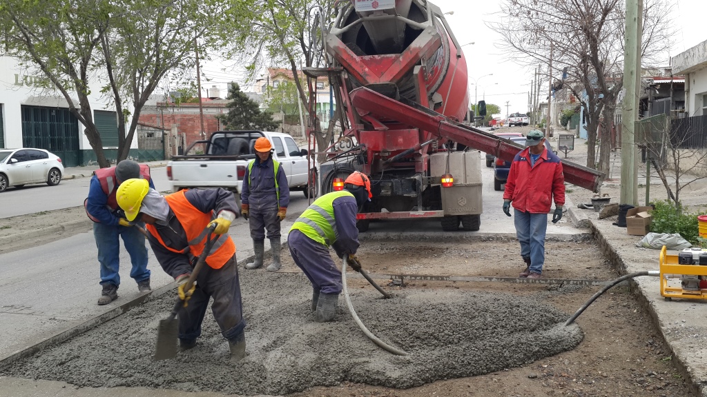 Prosiguió el bacheo en av. Juan XXIII