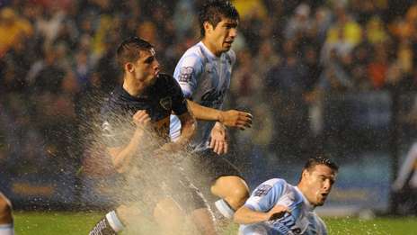 Boca le ganaba a Racing y la lluvia obligó a suspender