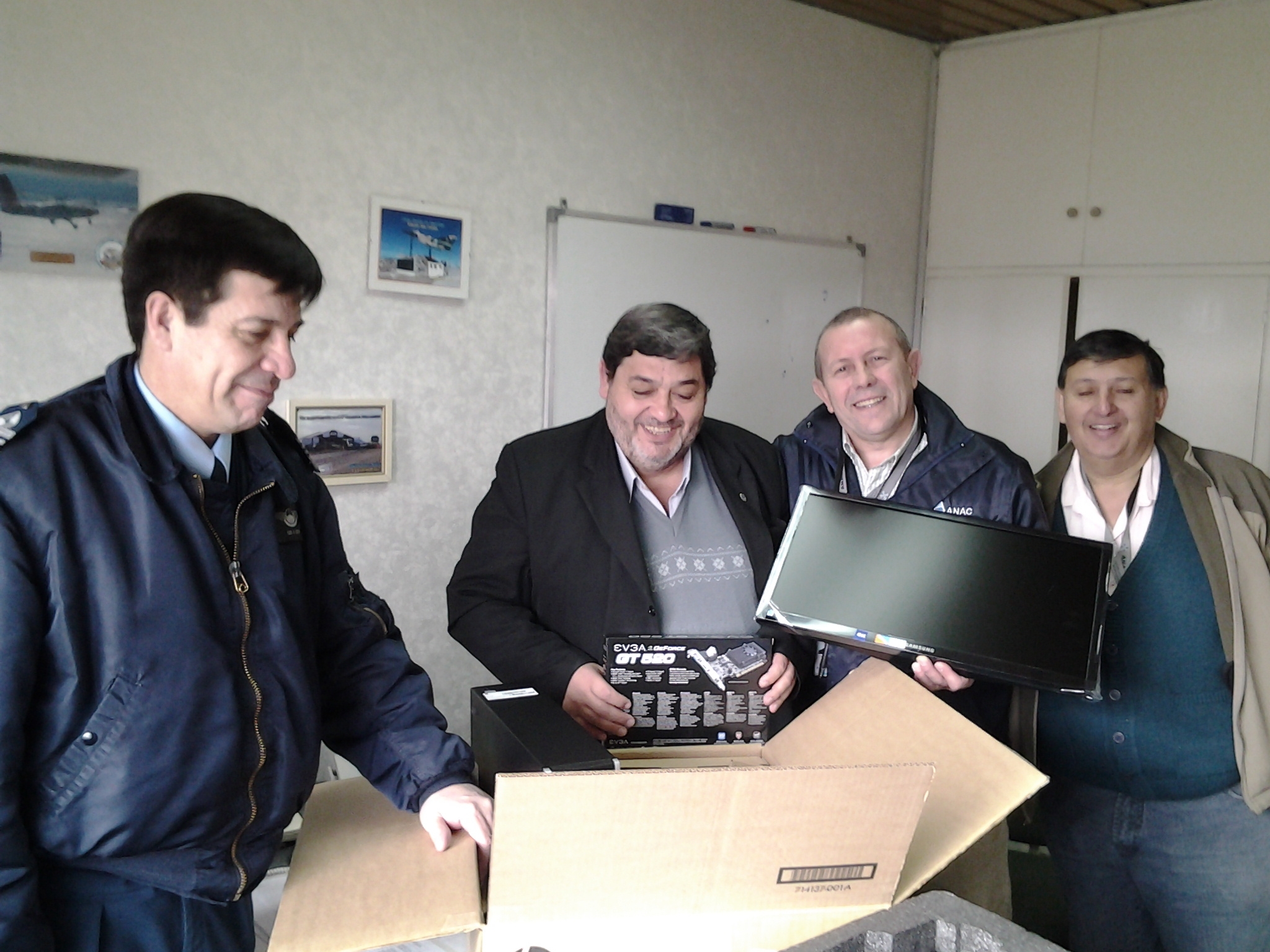 Provincia donó equipamiento informático para el aeropuerto