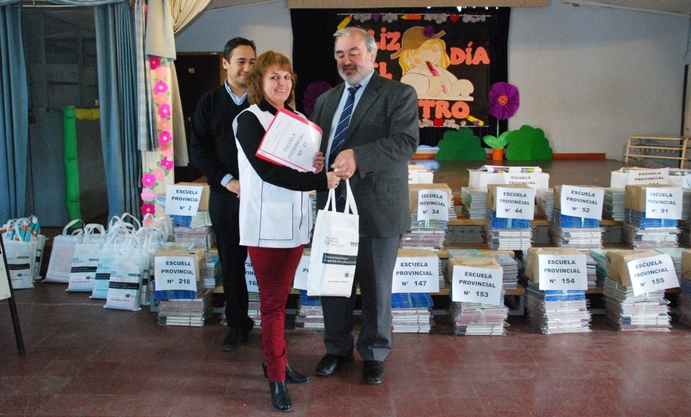 Entregan 3 mil libros a 31 escuelas primarias