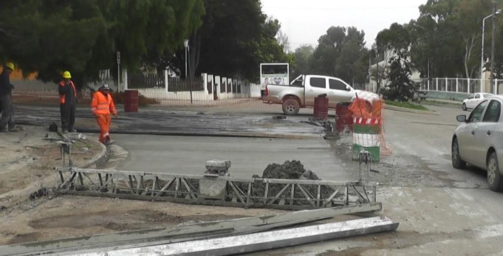 Avanzan los trabajos de bacheo en km. 3