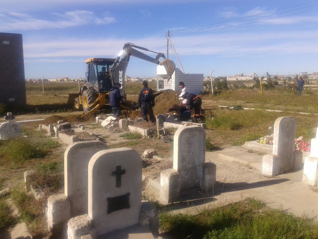 Con presencia de familiares, levantan tumbas en Kilómetro 9