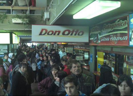 Largas filas y tensión en la Terminal por bonos del TEG