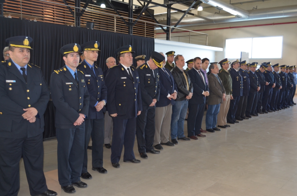 Linares valoró el progreso de integrantes de la fuerza policial