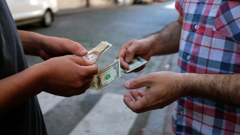 Con pocos negocios, el dólar libre abre estable a $15,75