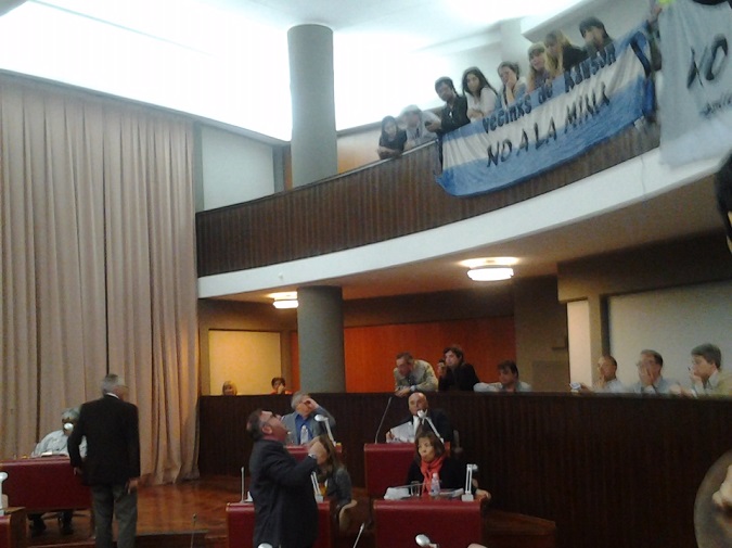 Le gritaron represor a Ale y se levantó la sesión