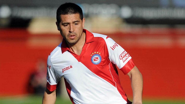 Riquelme brilló y Argentinos le ganó a Racing