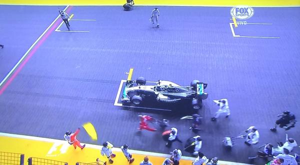 F1: Hamilton aprovechó el abandono de Rosberg y lidera el campeonato